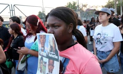 Una persona sostiene un cartel durante un homenaje este lunes, en Guayaquil (Ecuador). EFE/ Jonathan Miranda