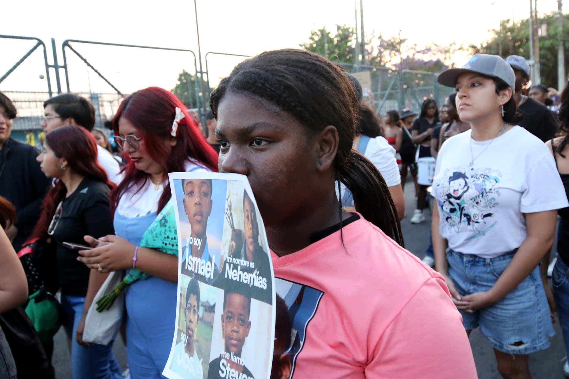 Una persona sostiene un cartel durante un homenaje este lunes, en Guayaquil (Ecuador). EFE/ Jonathan Miranda