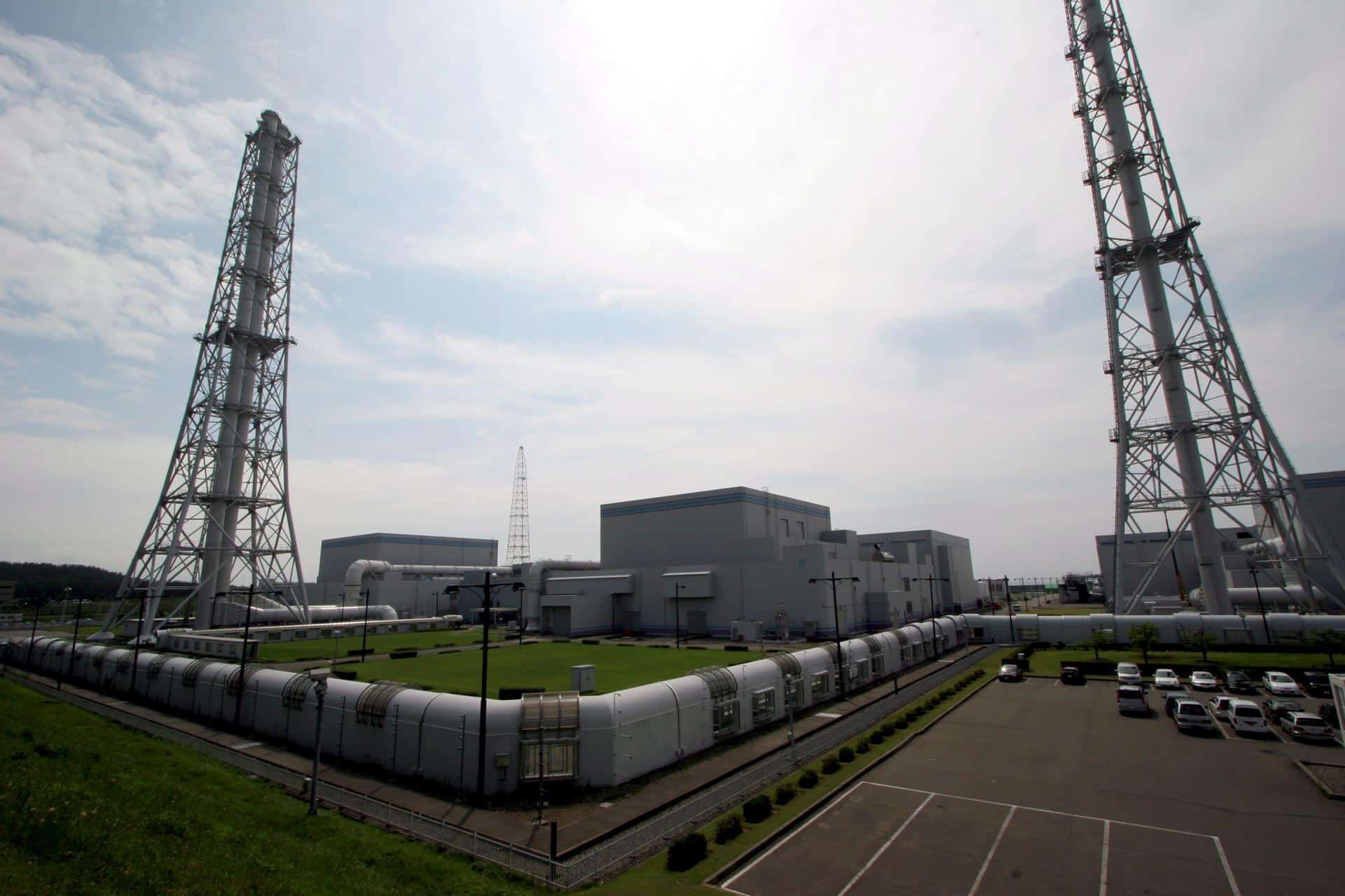 Fotografía de archivo, tomada el 18/07/07, que muestra una vista de la central nuclear de Kashiwazaki-Kariwa en la prefectura de Niigata (Japón). EFE/Franck Robichon