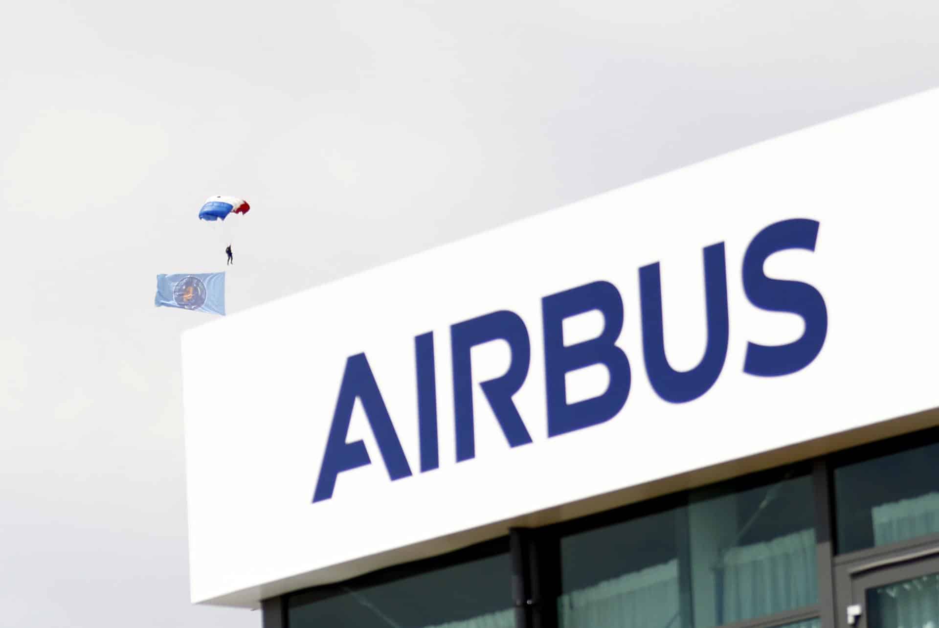 Fotografía de archivo del logo de Airbus. EFE/EPA/MOHAMMED BADRA / POOL