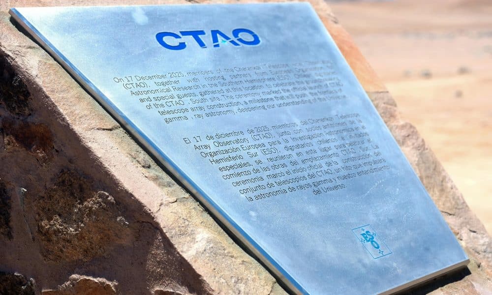 Fotografía cedida por ESO/CHEPOX donde se observa una placa en el lugar de inicio de las obras de construcción del Observatorio del Conjunto de Telescopios Cherenkov CTAO-Sur. La construcción del que será el observatorio mundial de rayos gamma más grande y más potente del mundo comenzó este miércoles en Paranal (Chile), según informó este jueves el Observatorio Austral Europeo (ESO). EFE/ ESO/CHEPOX / SOLO USO EDITORIAL/ NO VENTAS / SOLO DISPONIBLE PARA ILUSTRAR LA NOTICIA QUE ACOMPAÑA (CRÉDITO OBLIGATORIO)