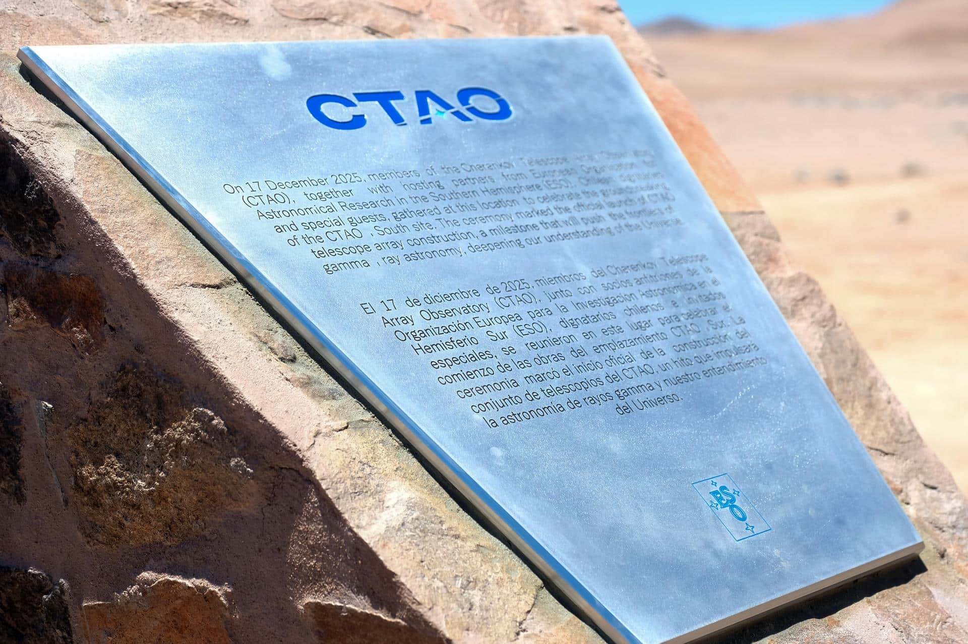 Fotografía cedida por ESO/CHEPOX donde se observa una placa en el lugar de inicio de las obras de construcción del Observatorio del Conjunto de Telescopios Cherenkov CTAO-Sur. La construcción del que será el observatorio mundial de rayos gamma más grande y más potente del mundo comenzó este miércoles en Paranal (Chile), según informó este jueves el Observatorio Austral Europeo (ESO). EFE/ ESO/CHEPOX / SOLO USO EDITORIAL/ NO VENTAS / SOLO DISPONIBLE PARA ILUSTRAR LA NOTICIA QUE ACOMPAÑA (CRÉDITO OBLIGATORIO)