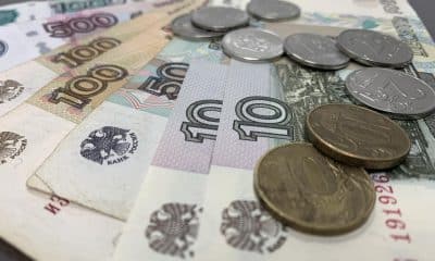 Rusia, con una economía cada vez más desgastada por la guerra, volverá a recurrir este 2026 a una subida de impuestos para financiar la campaña militar en Ucrania, mientras se deteriora su industria y su mercado interno, dominada cada vez más por China. "La prioridad estratégica es garantizar la financiación de las necesidades de la seguridad y la defensa del país, así como el apoyo social de las familias que participan en la operación militar especial (guerra de Ucrania)", se destaca en la nota publicada por el Ministerio de Finanzas ruso cuando se dio a conocer la subida del 20 al 22 % del IVA para el próximo año. EFE/ Oleg Lukín