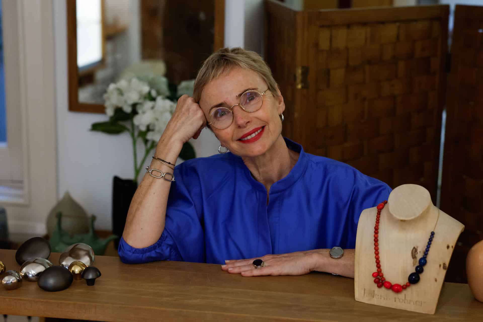 La diseñadora española Helena Rohner, que cumple 30 años en el mundo de la joyería, durante una entrevista con la Agencia EFE. EFE/JJ GUILLÉN