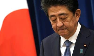 Fotografía de archivo, tomada el 28/08/2020, que muestra al entonces primer ministro de Japón, Shinzo Abe, en un acto en Tokio. EFE/EPA/FRANCK ROBICHON / POOL