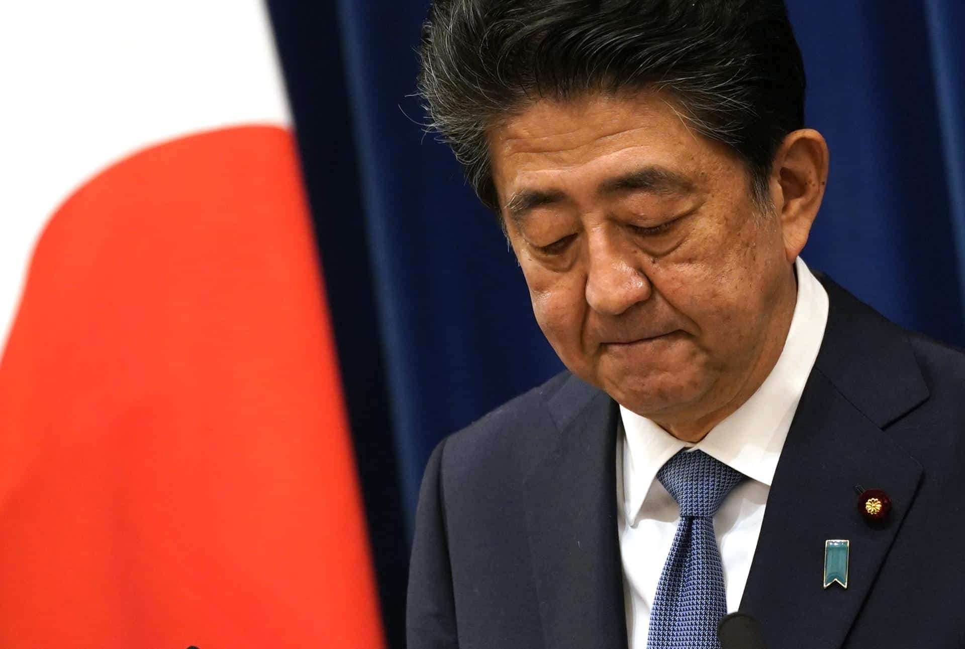 Fotografía de archivo, tomada el 28/08/2020, que muestra al entonces primer ministro de Japón, Shinzo Abe, en un acto en Tokio. EFE/EPA/FRANCK ROBICHON / POOL
