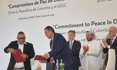 Fotografía cedida este viernes, 5 de diciembre, por la Consejería Comisionada de Paz, en la que aparecen el jefe político del Clan del Golfo, Luis Armando Pérez Castañeda (i), y al jefe negociador del Gobierno colombiano en los diálogos de paz con esta banda criminal, Álvaro Jiménez, durante la firma de nuevos acuerdos, en Doha (Catar). EFE/Consejería Comisionada de Paz