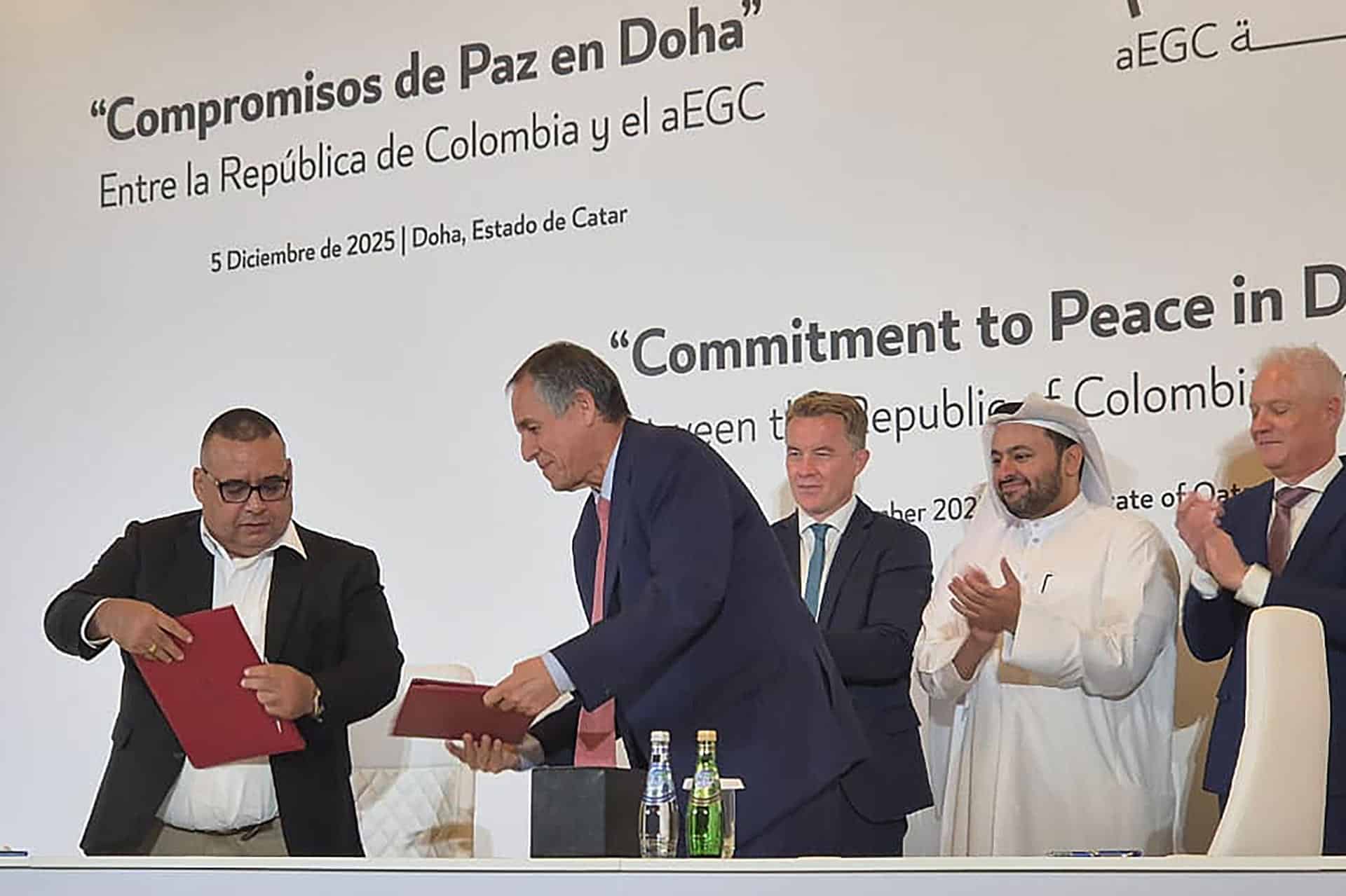 Fotografía cedida este viernes, 5 de diciembre, por la Consejería Comisionada de Paz, en la que aparecen el jefe político del Clan del Golfo, Luis Armando Pérez Castañeda (i), y al jefe negociador del Gobierno colombiano en los diálogos de paz con esta banda criminal, Álvaro Jiménez, durante la firma de nuevos acuerdos, en Doha (Catar). EFE/Consejería Comisionada de Paz