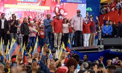 Fotografía de archivo del 1 de diciembre de 2025 donde se observa al presidente de Venezuela, Nicolás Maduro (d), junto al ministro de Relaciones Interiores, Justicia y Paz de Venezuela, Diosdado Cabello (c), saludando en un acto público de juramentación de su buró político, en Caracas (Venezuela). EFE/ Miguel Gutiérrez