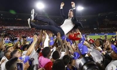 Jugadores de la selección de fútbol de Panamá levantan al seleccionador, Thomas Christiansen, poco después de obtener la clasificación al Mundial de 2026. EFE/ Bienvenido Velasco