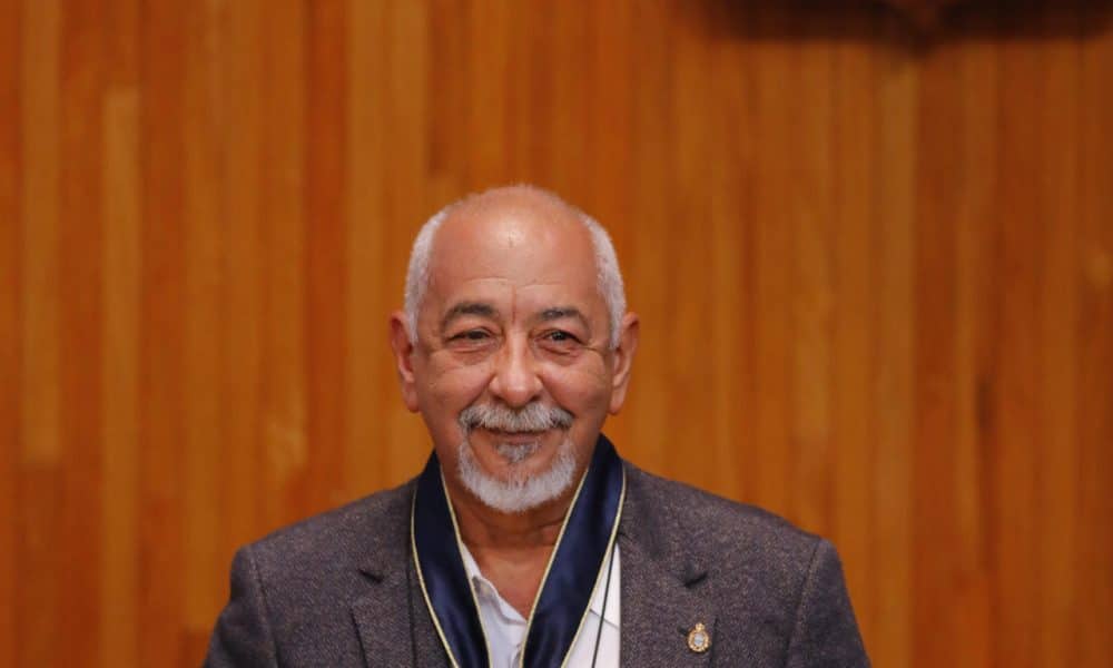 El escritor y periodista cubano, Leonardo Padura recibe el grado de doctor 'Honoris Causa' este miércoles, en el Paraninfo de la Universidad de Guadalajara (UDG), Jalisco (México). EFE/Francisco Guasco