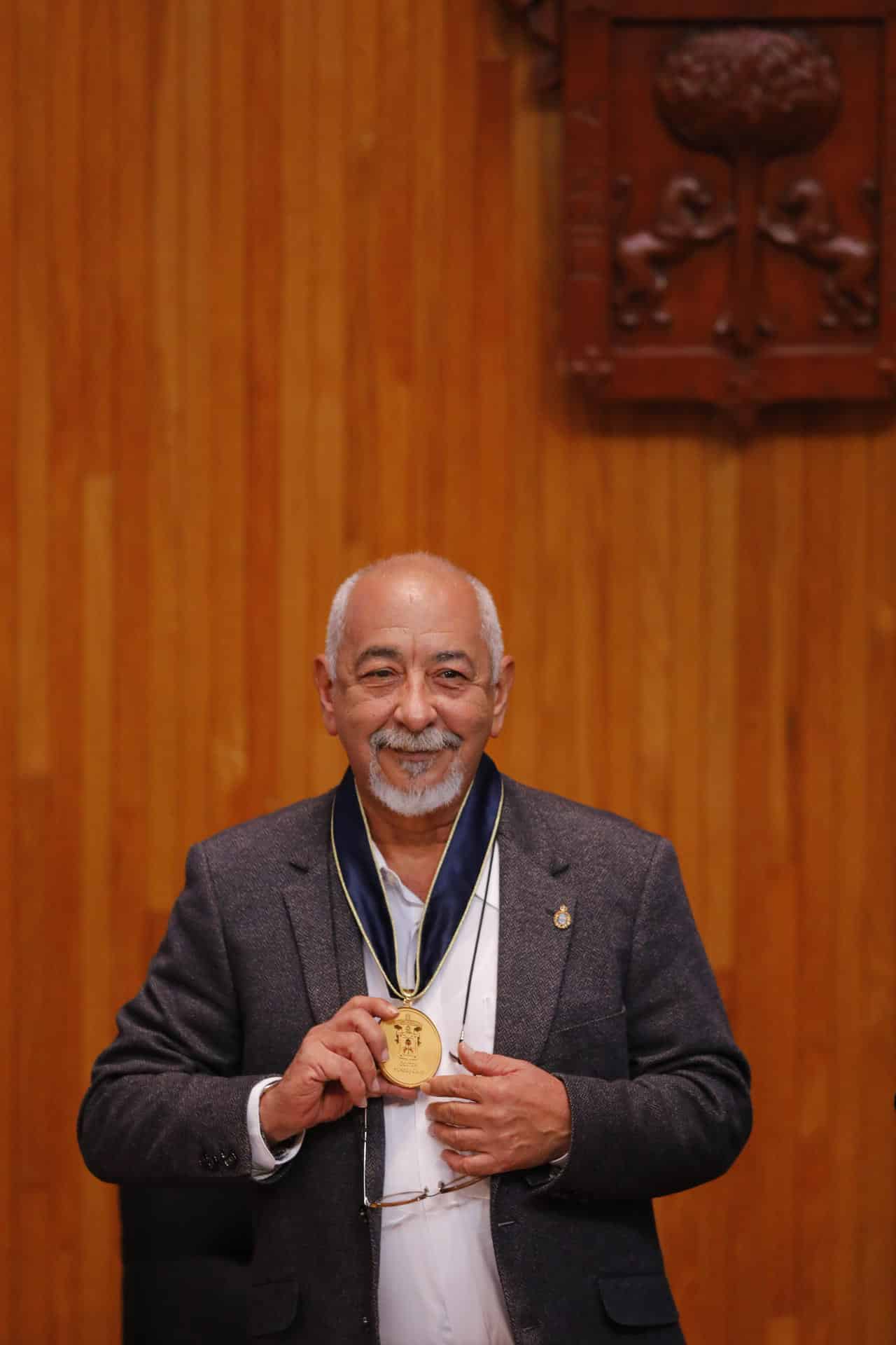 El escritor y periodista cubano, Leonardo Padura recibe el grado de doctor 'Honoris Causa' este miércoles, en el Paraninfo de la Universidad de Guadalajara (UDG), Jalisco (México). EFE/Francisco Guasco
