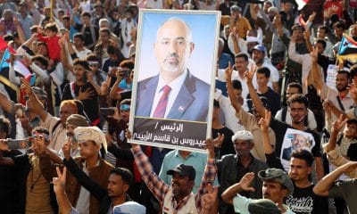 Una persona sostiene una fotografía del líder máximo del Consejo del Sur (STC) Aidaros Alzubidi durante una concentración que reclama la independencia de Yemen del Sur, en la ciudad portuaria del sur de Adén, Yemen, 25 de diciembre de 2025. E
EFE/EPA/NAJEEB MOHAMED