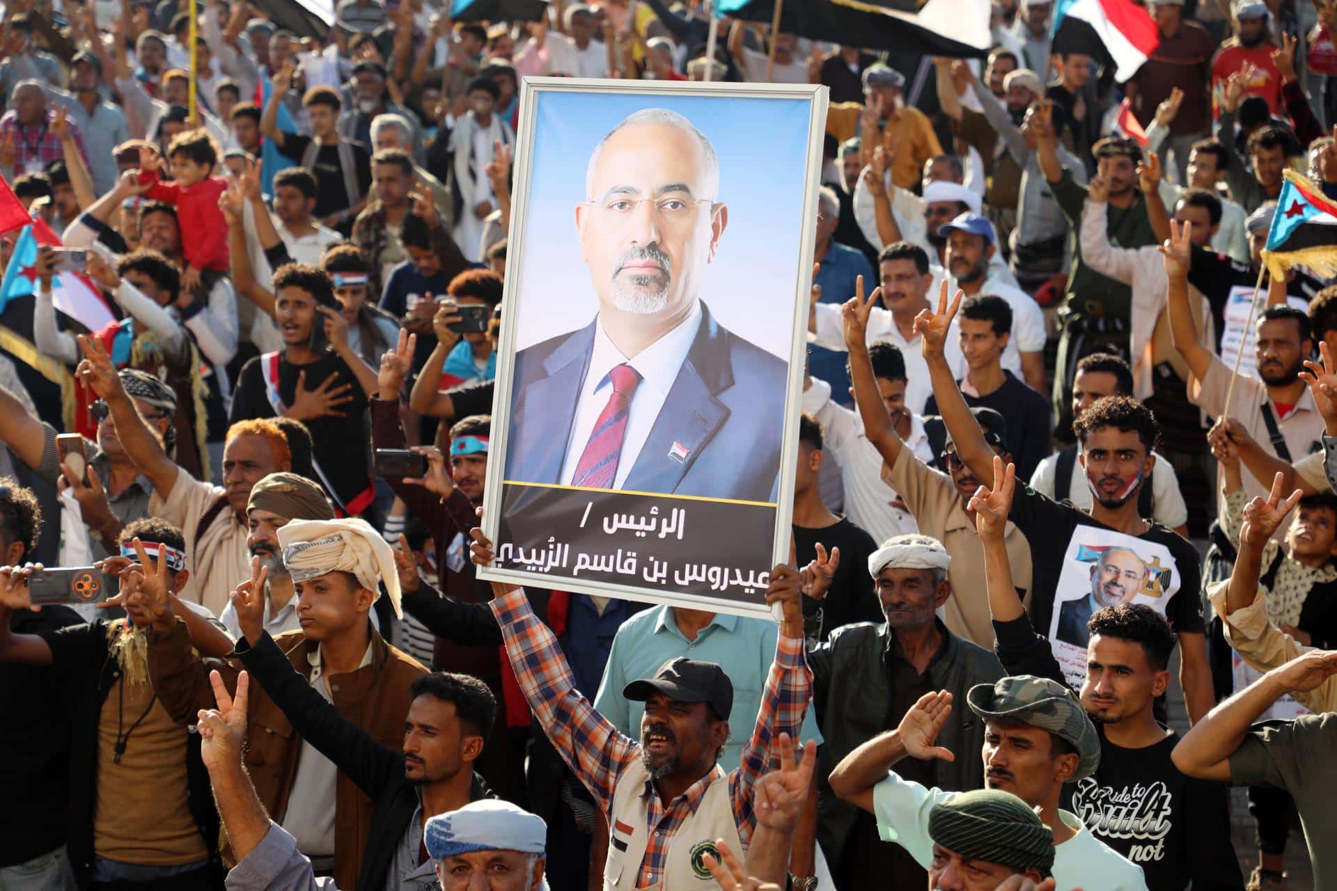 Una persona sostiene una fotografía del líder máximo del Consejo del Sur (STC) Aidaros Alzubidi durante una concentración que reclama la independencia de Yemen del Sur, en la ciudad portuaria del sur de Adén, Yemen, 25 de diciembre de 2025. E
EFE/EPA/NAJEEB MOHAMED