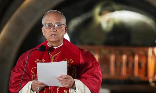 El papa León XIV pronuncia su discurso frente a la tumba de San Charbel Makhlouf en el Monasterio de San Marón, en Annaya, Líbano, el 1 de diciembre de 2025. EFE/EPA/DOMENICO STINELLIS / POOL