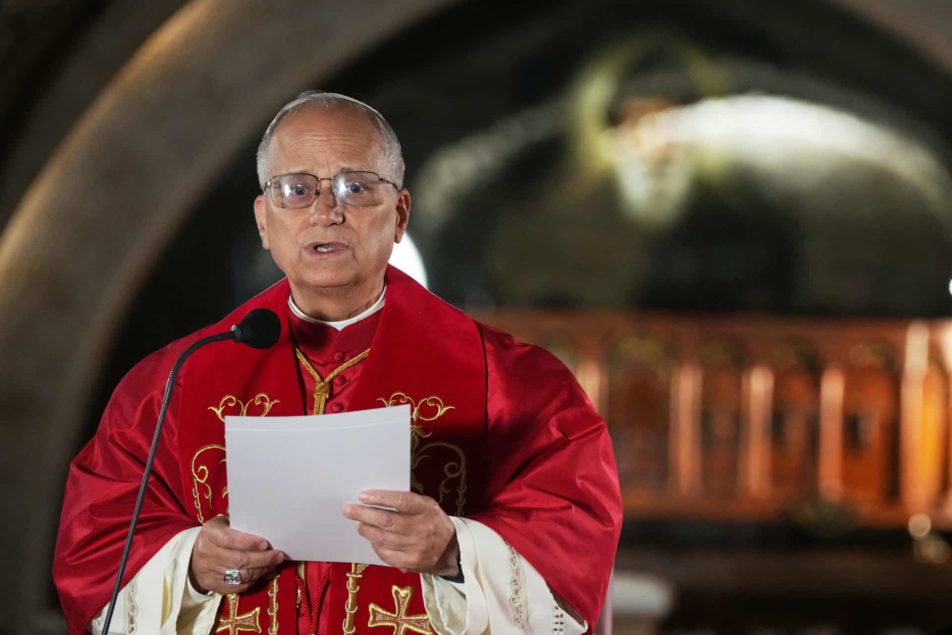 El papa León XIV pronuncia su discurso frente a la tumba de San Charbel Makhlouf en el Monasterio de San Marón, en Annaya, Líbano, el 1 de diciembre de 2025. EFE/EPA/DOMENICO STINELLIS / POOL