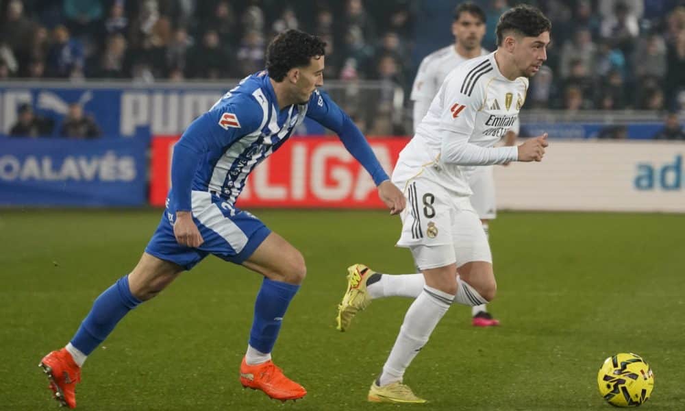 El uruguayo Fede Valverde (d), del Real Madrid, durante un partido disputado el pasado 14 de diciembre. EFE/ L. Rico