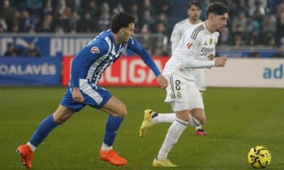 El uruguayo Fede Valverde (d), del Real Madrid, durante un partido disputado el pasado 14 de diciembre. EFE/ L. Rico
