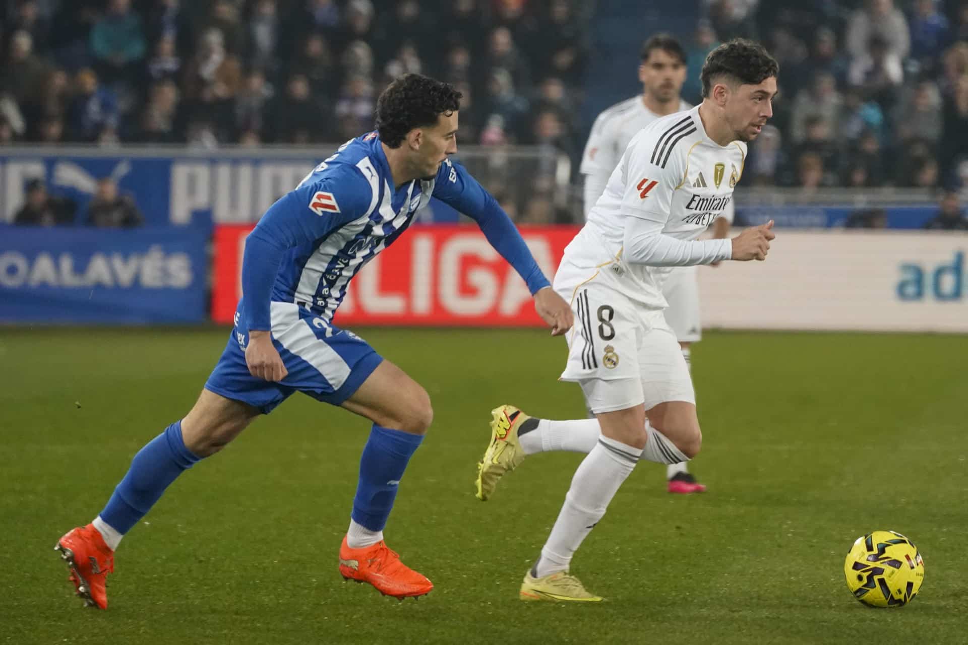 El uruguayo Fede Valverde (d), del Real Madrid, durante un partido disputado el pasado 14 de diciembre. EFE/ L. Rico