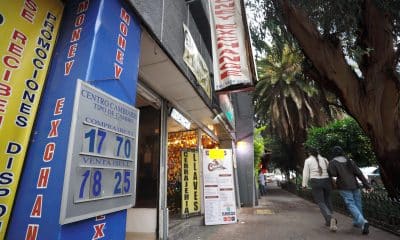 Personas caminan frente a una casa de cambio este lunes, en Ciudad de México (México). EFE/ Sáshenka Gutiérrez