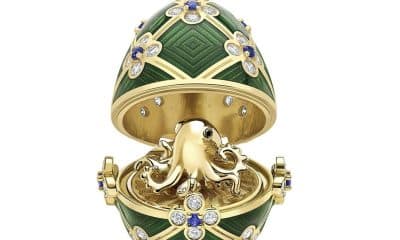 SÍDNEY, 02/12/2025.- Un hombre de 32 años ha sido detenido en Auckland, en la Isla Norte de Nueva Zelanda, tras presuntamente ingerir un colgante Fabergé valorado en más de 18.000 euros durante un robo en una joyería del centro de la ciudad, informaron este martes medios locales. El incidente ocurrió el pasado viernes alrededor de las 15.30 hora local (2.30 GMT), cuando el sospechoso habría tomado un colgante Fabergé de edición especial llamado 'James Bond Octopussy Egg' y se lo habría tragado antes de intentar huir, según documentos judiciales citados por la cadena local Radio New Zealand.La pieza, valorada en 33.585 dólares neozelandeses (18.300 euros), estaba elaborada en oro amarillo de 18 quilates y engastada con 60 diamantes blancos y 15 zafiros azules. En su interior albergaba un pequeño pulpo de oro adornado con dos diamantes negros como ojos.  EFE/  Fabergé/SOLO USO EDITORIAL/SOLO DISPONIBLE PARA ILUSTRAR LA NOTICIA QUE ACOMPAÑA (CRÉDITO OBLIGATORIO)