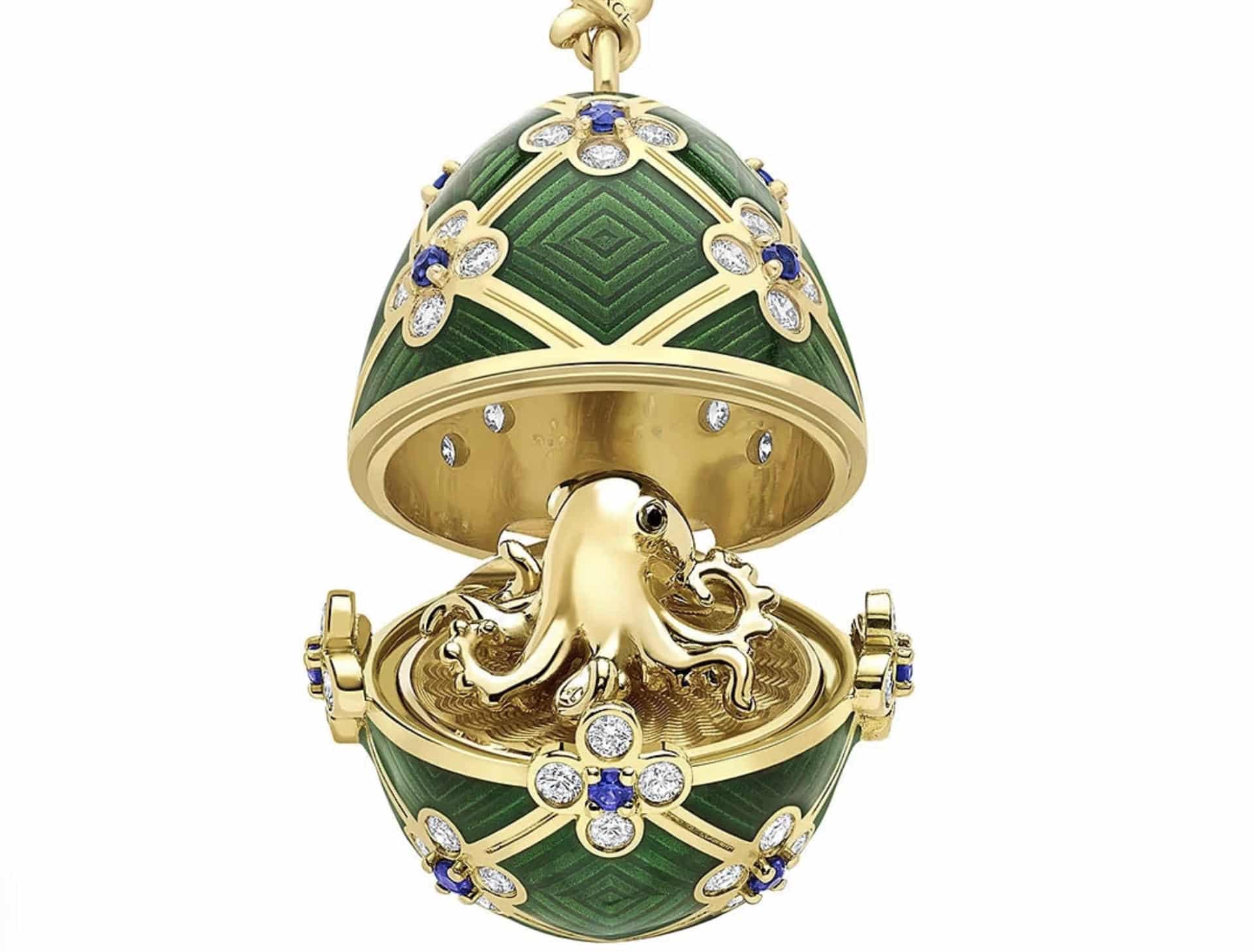 SÍDNEY, 02/12/2025.- Un hombre de 32 años ha sido detenido en Auckland, en la Isla Norte de Nueva Zelanda, tras presuntamente ingerir un colgante Fabergé valorado en más de 18.000 euros durante un robo en una joyería del centro de la ciudad, informaron este martes medios locales. El incidente ocurrió el pasado viernes alrededor de las 15.30 hora local (2.30 GMT), cuando el sospechoso habría tomado un colgante Fabergé de edición especial llamado 'James Bond Octopussy Egg' y se lo habría tragado antes de intentar huir, según documentos judiciales citados por la cadena local Radio New Zealand.La pieza, valorada en 33.585 dólares neozelandeses (18.300 euros), estaba elaborada en oro amarillo de 18 quilates y engastada con 60 diamantes blancos y 15 zafiros azules. En su interior albergaba un pequeño pulpo de oro adornado con dos diamantes negros como ojos.  EFE/  Fabergé/SOLO USO EDITORIAL/SOLO DISPONIBLE PARA ILUSTRAR LA NOTICIA QUE ACOMPAÑA (CRÉDITO OBLIGATORIO)