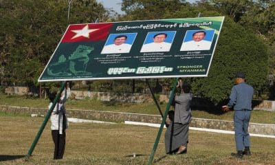 Naypyitaw (Myanmar), 26/12/2025.- Hombres mueven un aviso de campaña que muestra a candidatos del USDP, el partido de los militares, a las elecciones del 28 de diciembre en Birmania. (Elecciones, Golpe de Estado, Birmania) EFE/EPA/RUNGROJ YONGRIT