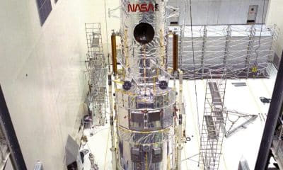 En la imagen de archivo, una vista vertical del Telescopio Espacial Hubble (HST) que fue lanzado al espacio en Marzo de 1990. EFE/NASA