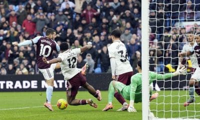 El jugador Emi Buendía, del Aston Vil, logra el gol de la victoria en el último instante durante el partido de la Premier League que han jugado Aston Villa y Arsenal en Birmingham, Reino Unido. EFE/EPA/TIM KEETON