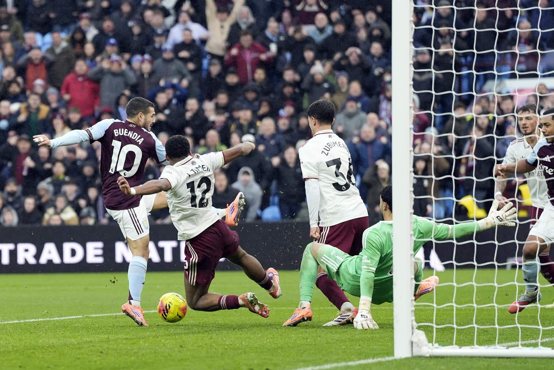 El jugador Emi Buendía, del Aston Vil, logra el gol de la victoria en el último instante durante el partido de la Premier League que han jugado Aston Villa y Arsenal en Birmingham, Reino Unido. EFE/EPA/TIM KEETON
