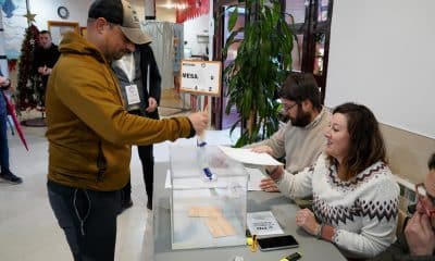 Un hombre ejerce su derecho al voto en un colegio en la localidad de Plasencia, en Extremadura, una región española que celebra este domingo elecciones anticipadas. EFE/ Eduardo Palomo