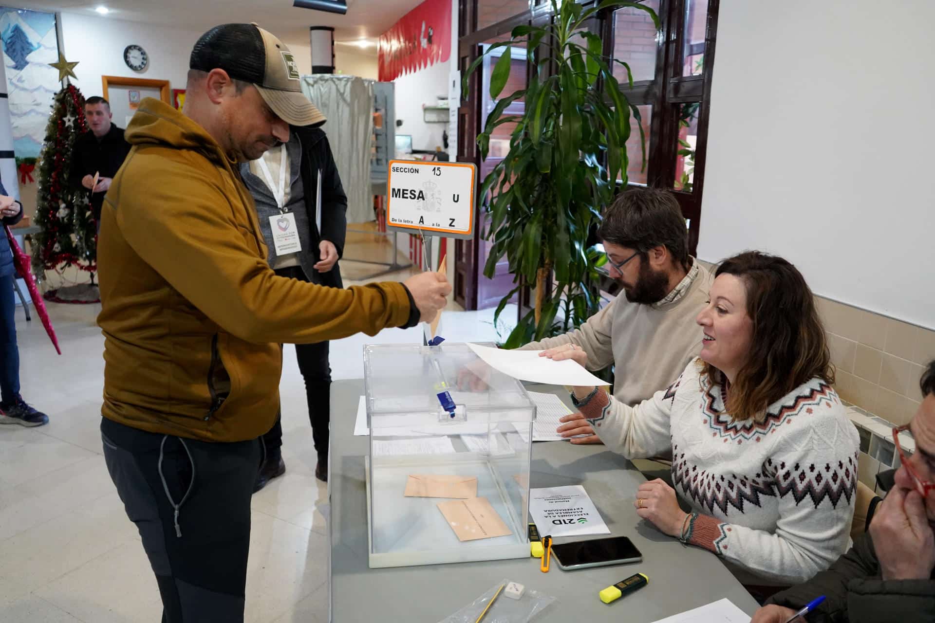 Un hombre ejerce su derecho al voto en un colegio en la localidad de Plasencia, en Extremadura, una región española que celebra este domingo elecciones anticipadas. EFE/ Eduardo Palomo