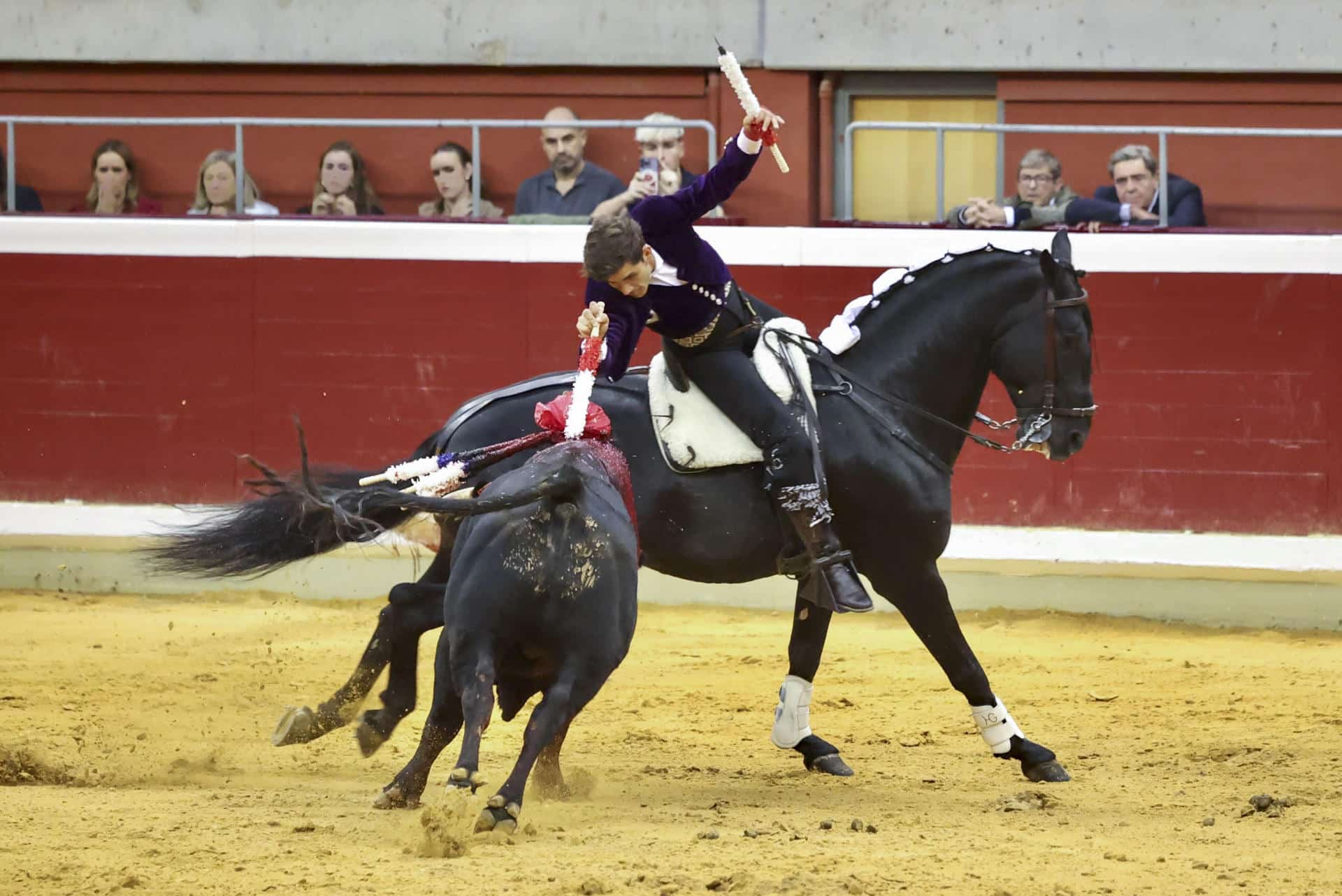 El rejoneador Guillermo Hermoso durante la corrida de la Feria de San Mateo celebrada este lunes en la plaza de toros de La Ribera, en Logroño. Imagen de archivo. EFE/Raquel Manzanares