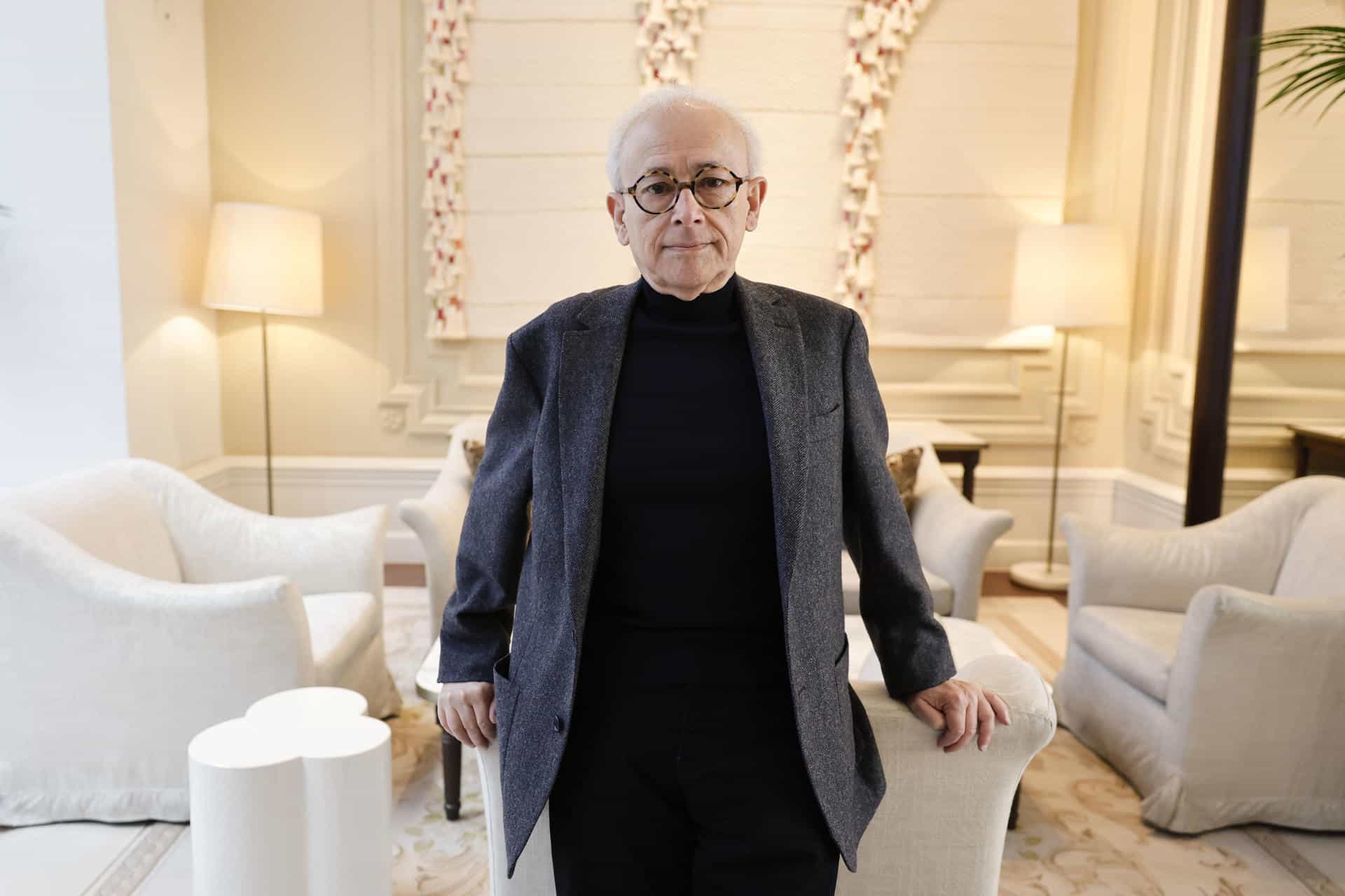 Antonio Damasio estudió neurología a finales de los 60 para entender qué hace felices o infelices a las personas. Años de investigación le permitieron comprenderlo. Y, cuatro décadas después, convertido en uno de los neurocientíficos más eminentes, sostiene que la inteligencia artificial (IA) es la mayor amenaza para la felicidad. El investigador, premio Príncipe de Asturias de Investigación Científica en 2005, charla con EFE a raíz de la publicación en España de su último libro: "Inteligencia Natural y la Lógica de la Consciencia" (Destino), y subraya que "el principal peligro de la IA es que roba la atención que merecen las personas que nos rodean".-EFE/ Mariscal