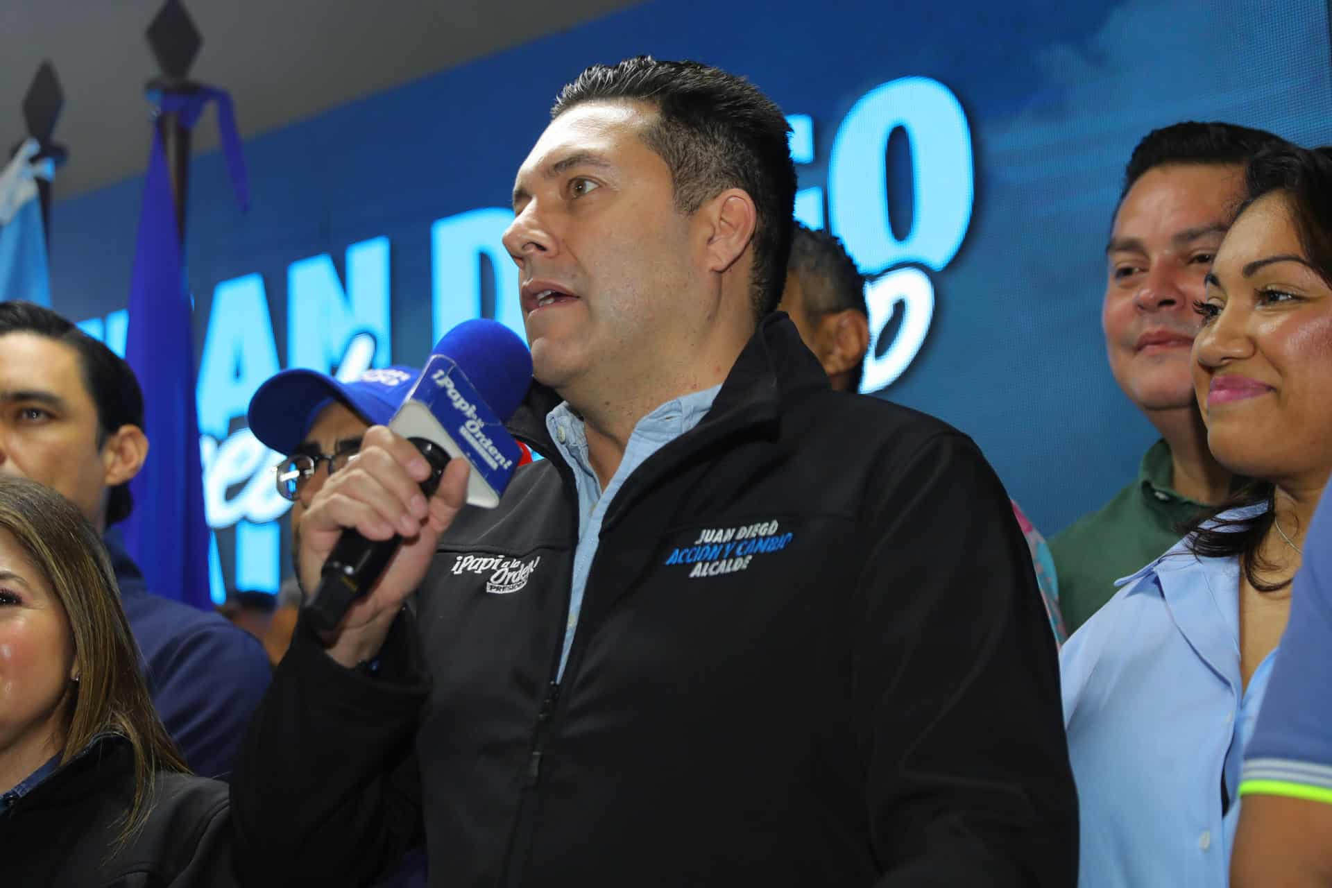 El candidato a la alcaldía de Tegucigalpa por el Partido Nacional, Juan Diego Zelaya, habla durante una rueda de prensa este martes, en Tegucigalpa (Honduras). EFE/ Gustavo Amador