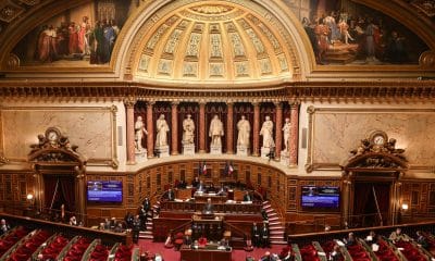El ministro de Economía y Finanzas francés, Roland Lescur (C), habla durante el debate antes de la votación de la ley financiera especial para 2026 en el Senado francés en París, Francia, 23 de diciembre de 2025. El 23 de diciembre, los miembros del Parlamento francés adoptaron la ley financiera especial para 2026. (Francia) EFE/EPA/Teresa Suarez