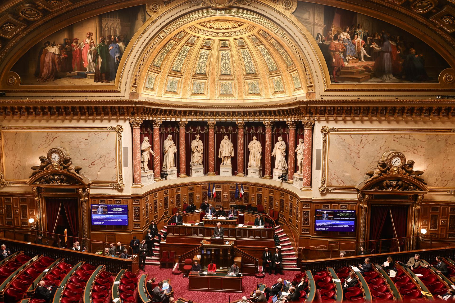 El ministro de Economía y Finanzas francés, Roland Lescur (C), habla durante el debate antes de la votación de la ley financiera especial para 2026 en el Senado francés en París, Francia, 23 de diciembre de 2025. El 23 de diciembre, los miembros del Parlamento francés adoptaron la ley financiera especial para 2026. (Francia) EFE/EPA/Teresa Suarez