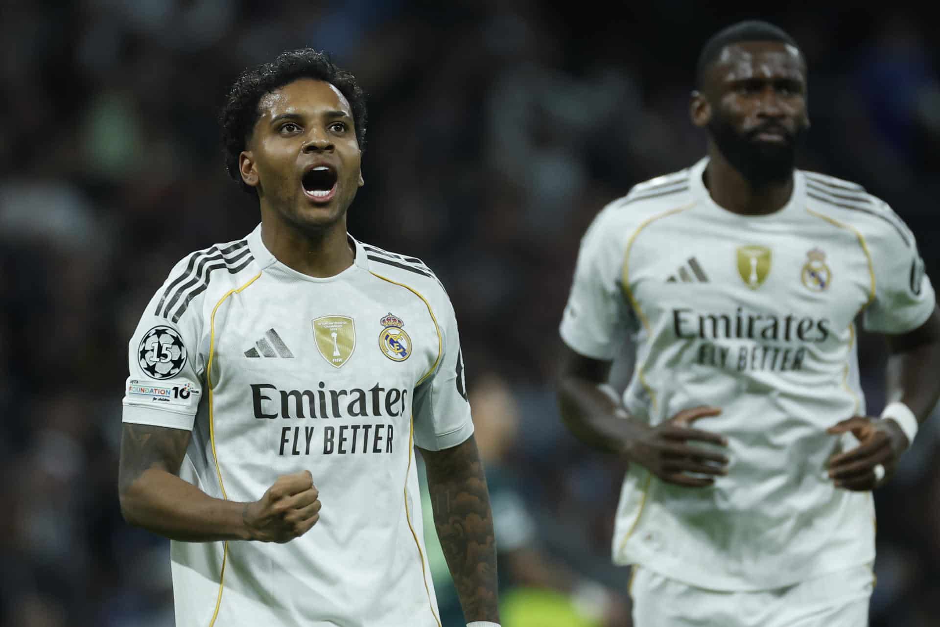 El delantero del Real Madrid Rodrygo Goes celebra tras marcar el 1-0 durante el encuentro correspondiente a la fase regular de la Liga de Campeones que disputaron Real Madrid y Manchester City en el estadio Santiago Bernabéu, en Madrid. EFE/ Juanjo Martín