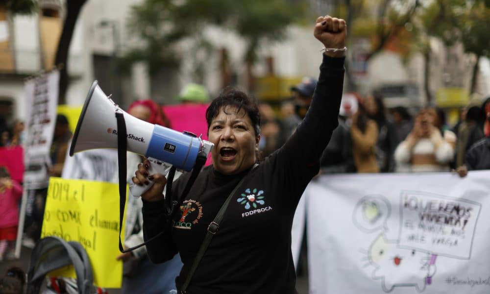 Una persona participa en una marcha contra la gentifricación este lunes, en Ciudad de México (México). EFE/ Sáshenka Gutiérrez