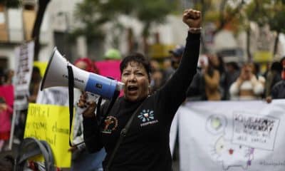 Una persona participa en una marcha contra la gentifricación este lunes, en Ciudad de México (México). EFE/ Sáshenka Gutiérrez