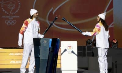 El saltador Gianmarco Tamberi (i) y la exesgrimista Elisa Di Francisca hacen el relevo de la antorcha olímpica de los Juegos Olímpicos de Invierno Milán-Cortina 2026, en Roma. EFE/EPA/MASSIMO PERCOSSI