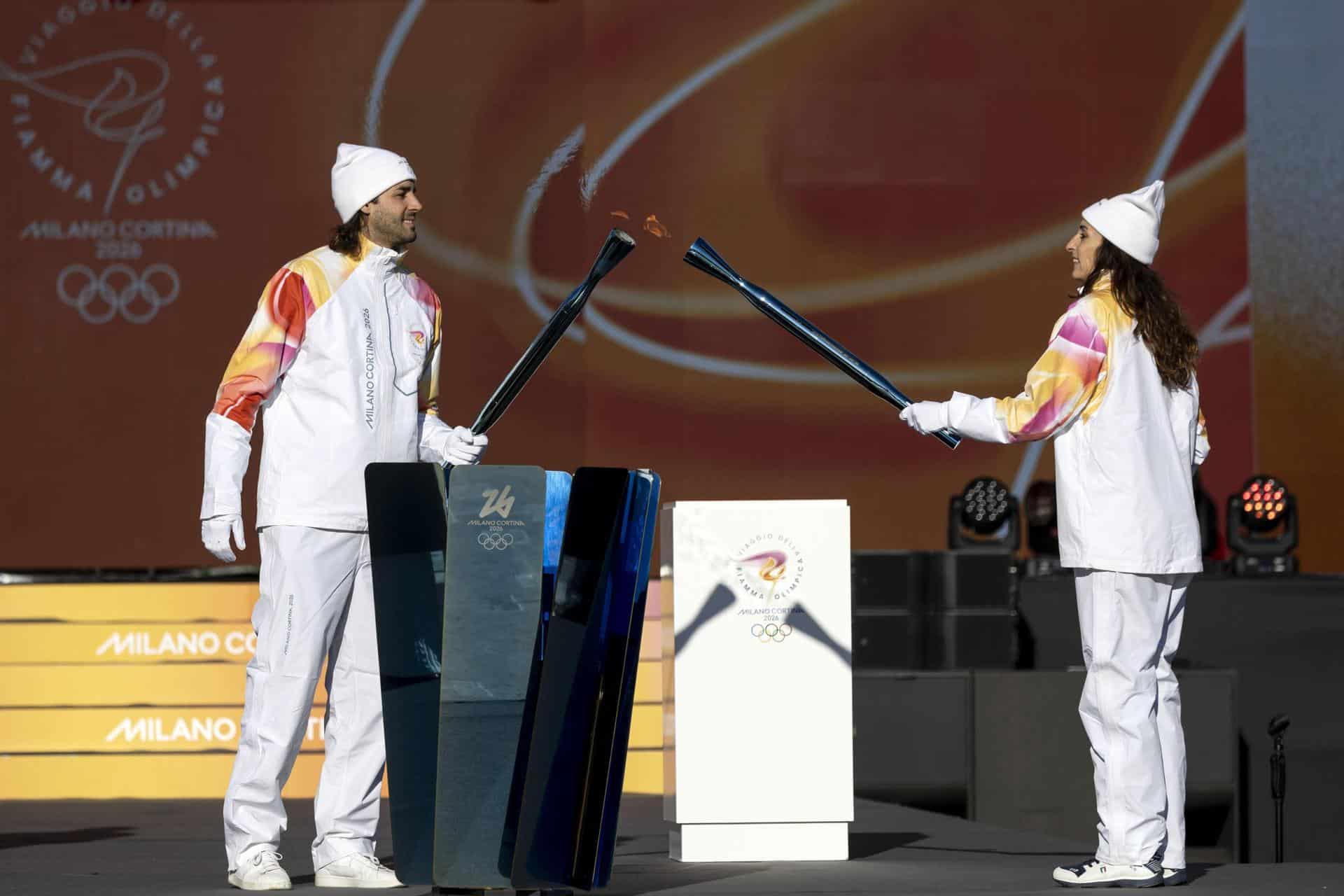 El saltador Gianmarco Tamberi (i) y la exesgrimista Elisa Di Francisca hacen el relevo de la antorcha olímpica de los Juegos Olímpicos de Invierno Milán-Cortina 2026, en Roma. EFE/EPA/MASSIMO PERCOSSI