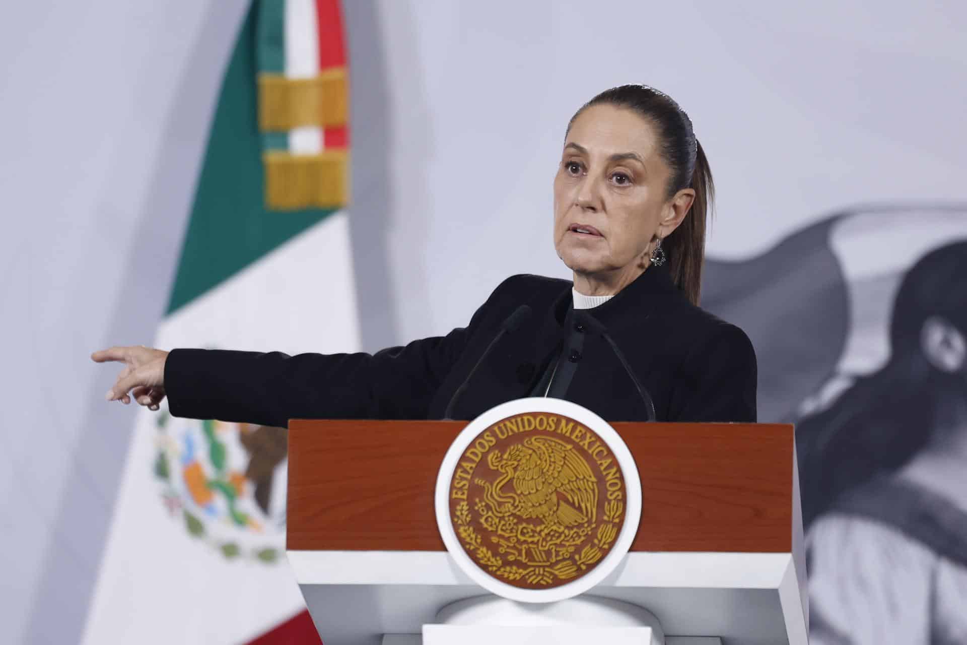 La presidenta de México, Claudia Sheinbaum, habla durante una rueda de prensa este martes en Palacio Nacional de la Ciudad de México (México). EFE/Sáshenka Gutiérrez
