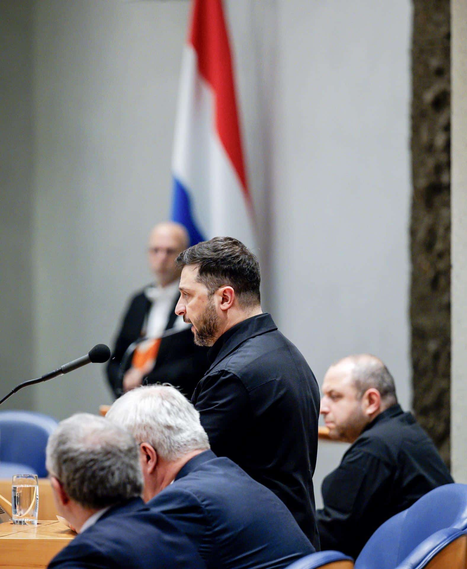 El presidente ucraniano Volodímir Zelenski se dirige a la Cámara de Representantes en La Haya, Países Bajos, el 16 de diciembre de 2025. Zelenski está en La Haya para una conferencia del Consejo de Europa sobre la compensación a Ucrania por las consecuencias de la agresión rusa. (Países Bajos; Holanda, Ucrania, La Haya) EFE/EPA/ROBIN VAN LONKHUIJSEN / POOL