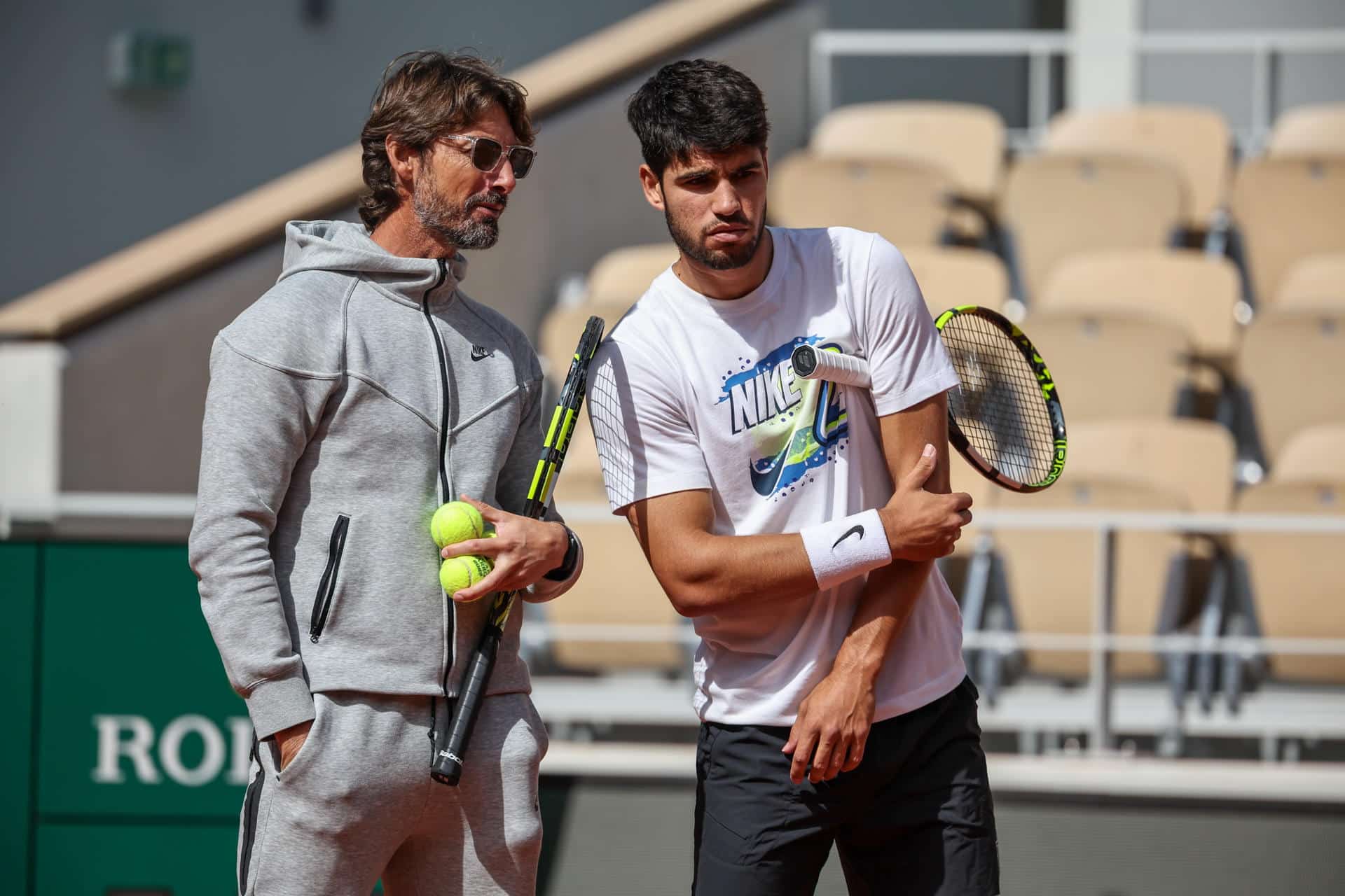 MADRID.- Fotografía de archivo del número uno del mundo Carlos Alcaraz (d) y su entrenador Juan Carlos Ferrero, que anunciaron el miércoles de la pasada semana el final de su relación deportiva después de más de siete años. EFE/ Christophe Petit Tesson