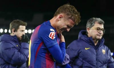 El centrocampista del FC Barcelona, Dani Olmo, se retira lesionado durante el partido de la jornada 19 de LaLiga que FC Barcelona y Atlético de Madrid disputaron en el estadio Spotify Camp Nou de Barcelona. EFE/Alejandro García.