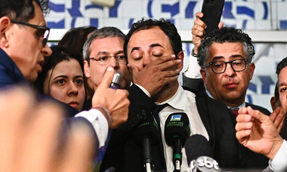El diputado brasileño Glauber Braga (c) reacciona tras ser expulsado por la Policía Legislativa de la mesa directora del Pleno de la Cámara Baja, este martes, en Brasilia (Brasil). EFE/Andre Borges