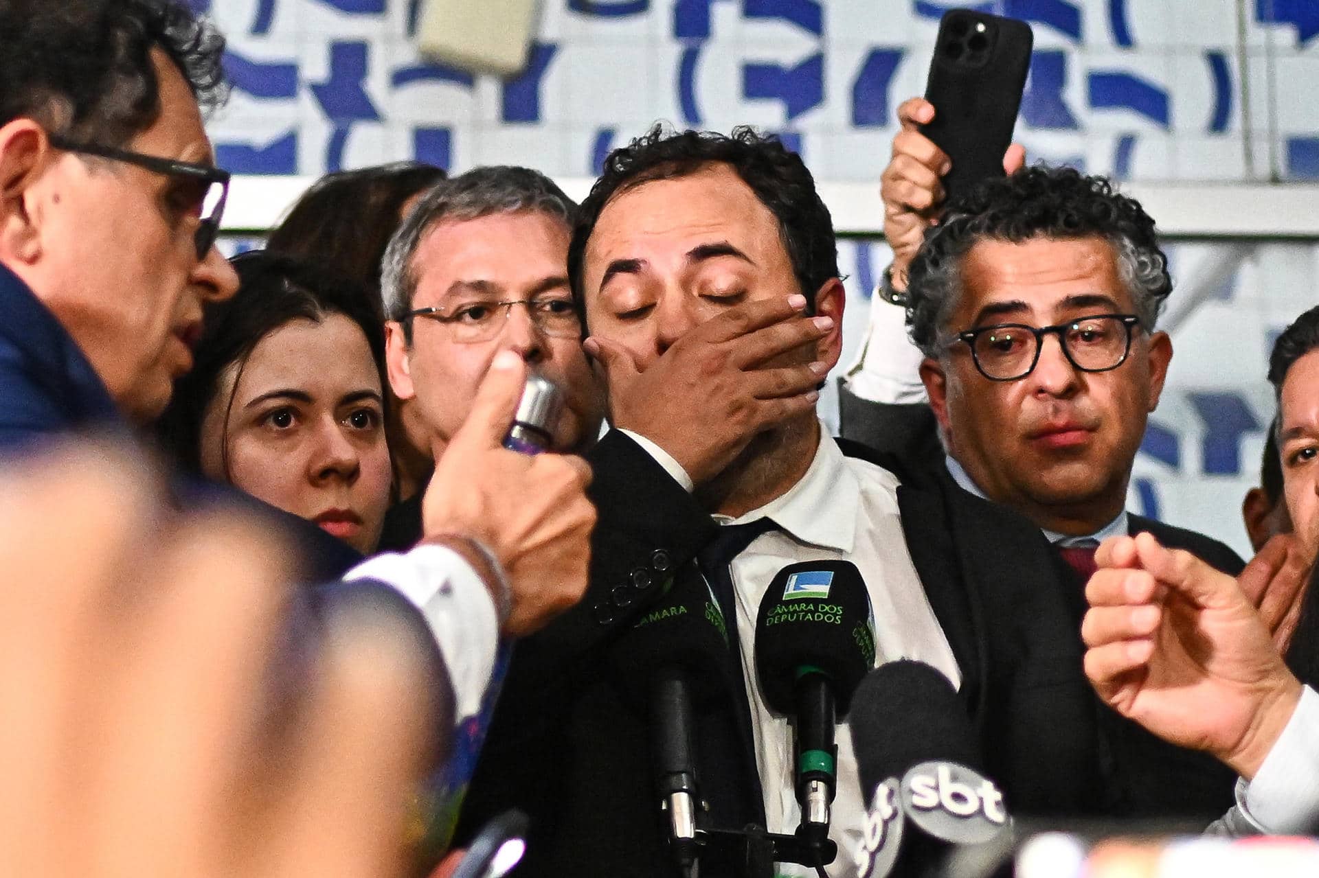 El diputado brasileño Glauber Braga (c) reacciona tras ser expulsado por la Policía Legislativa de la mesa directora del Pleno de la Cámara Baja, este martes, en Brasilia (Brasil). EFE/Andre Borges