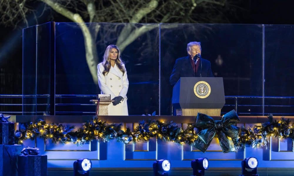 El presidente de EE.UU., Donald Trump, y la primera dama, Melania Trump, asisten al encendido del Árbol Nacional de Navidad frente a la Casa Blanca en Washington D.C., EE.UU., el 4 de diciembre de 2025. EFE/EPA/JIM LO SCALZO