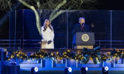 El presidente de EE.UU., Donald Trump, y la primera dama, Melania Trump, asisten al encendido del Árbol Nacional de Navidad frente a la Casa Blanca en Washington D.C., EE.UU., el 4 de diciembre de 2025. EFE/EPA/JIM LO SCALZO